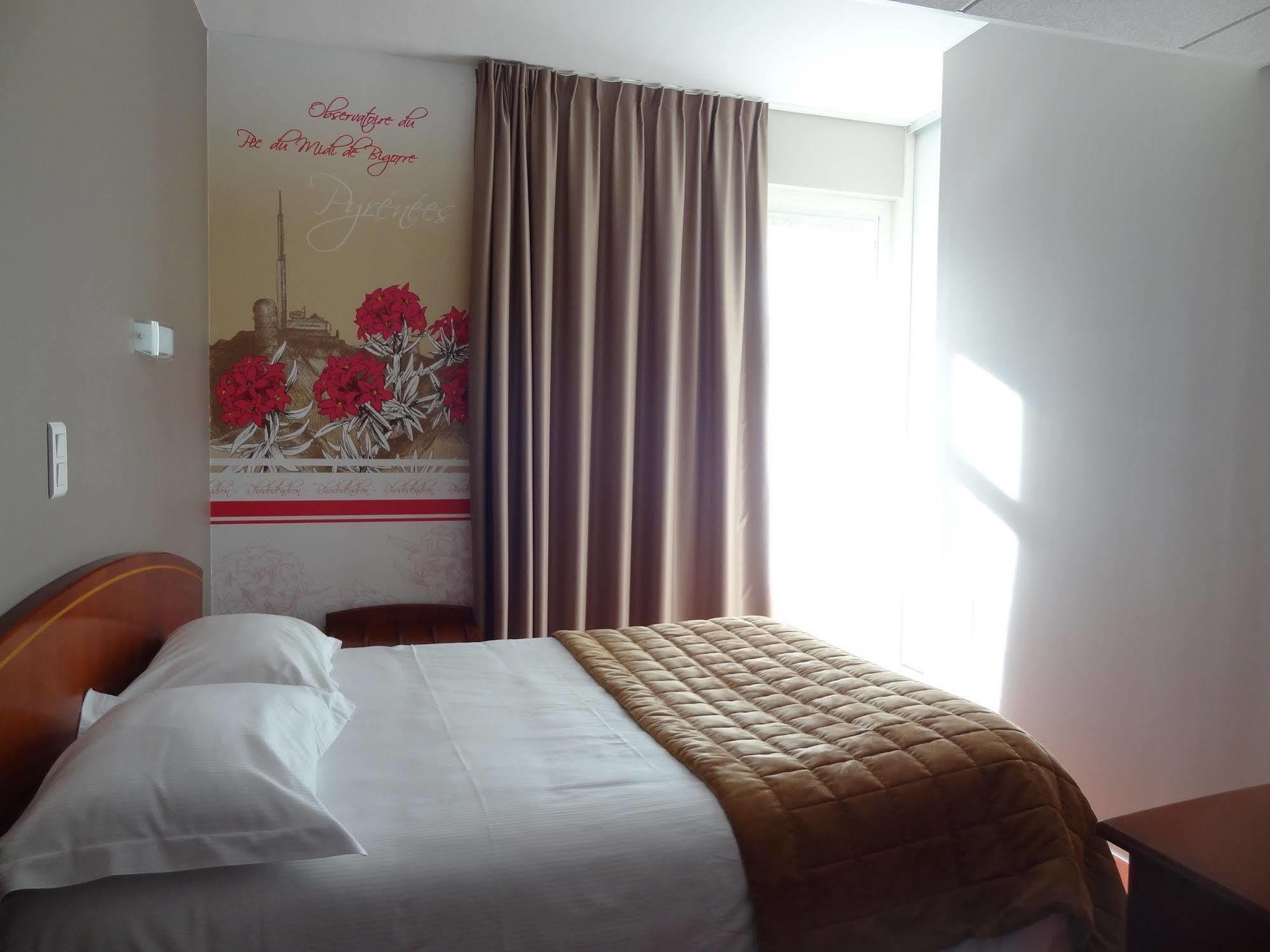 Cit'Hotel De La Marne Тарб Екстериор снимка