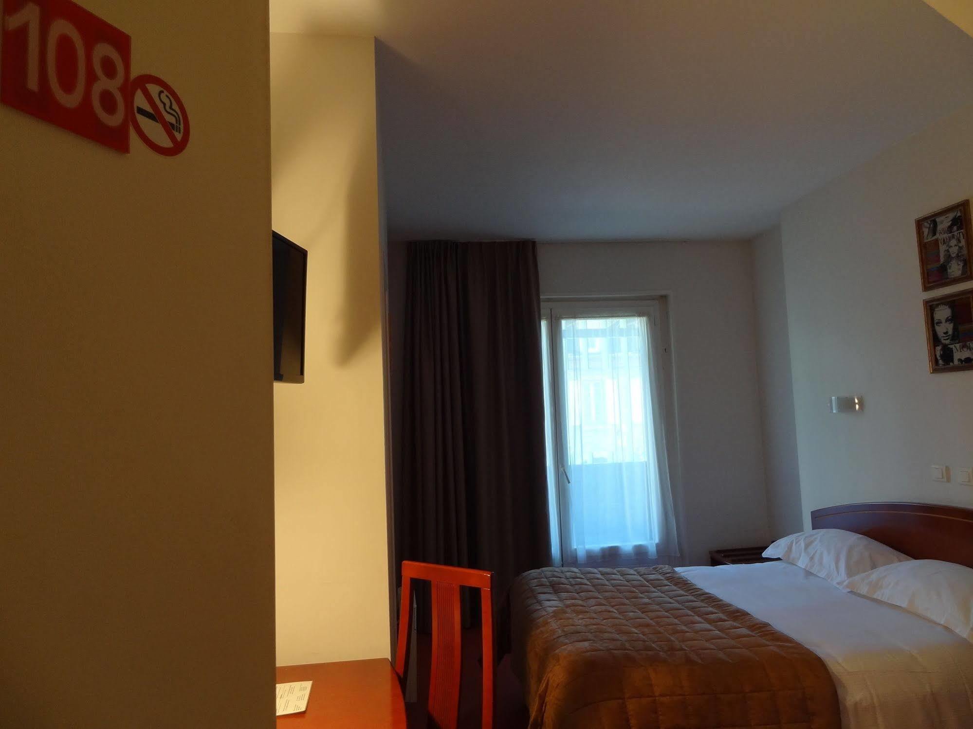 Cit'Hotel De La Marne Тарб Екстериор снимка